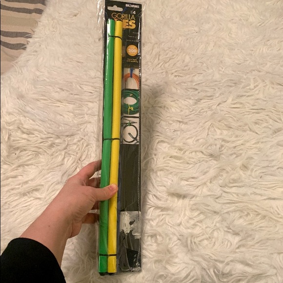 Gorilla Reusable Ties for Hanging Items-Rust-Free 18" 4 pack upto 200 lb new - Picture 5 of 9